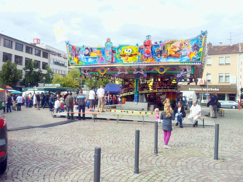 Sonntagmittag auf der Kirmes