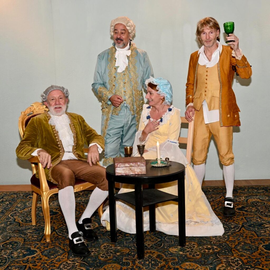 Eine Gruppe von Schauspielenden posiert in altertümlichen Kostümen