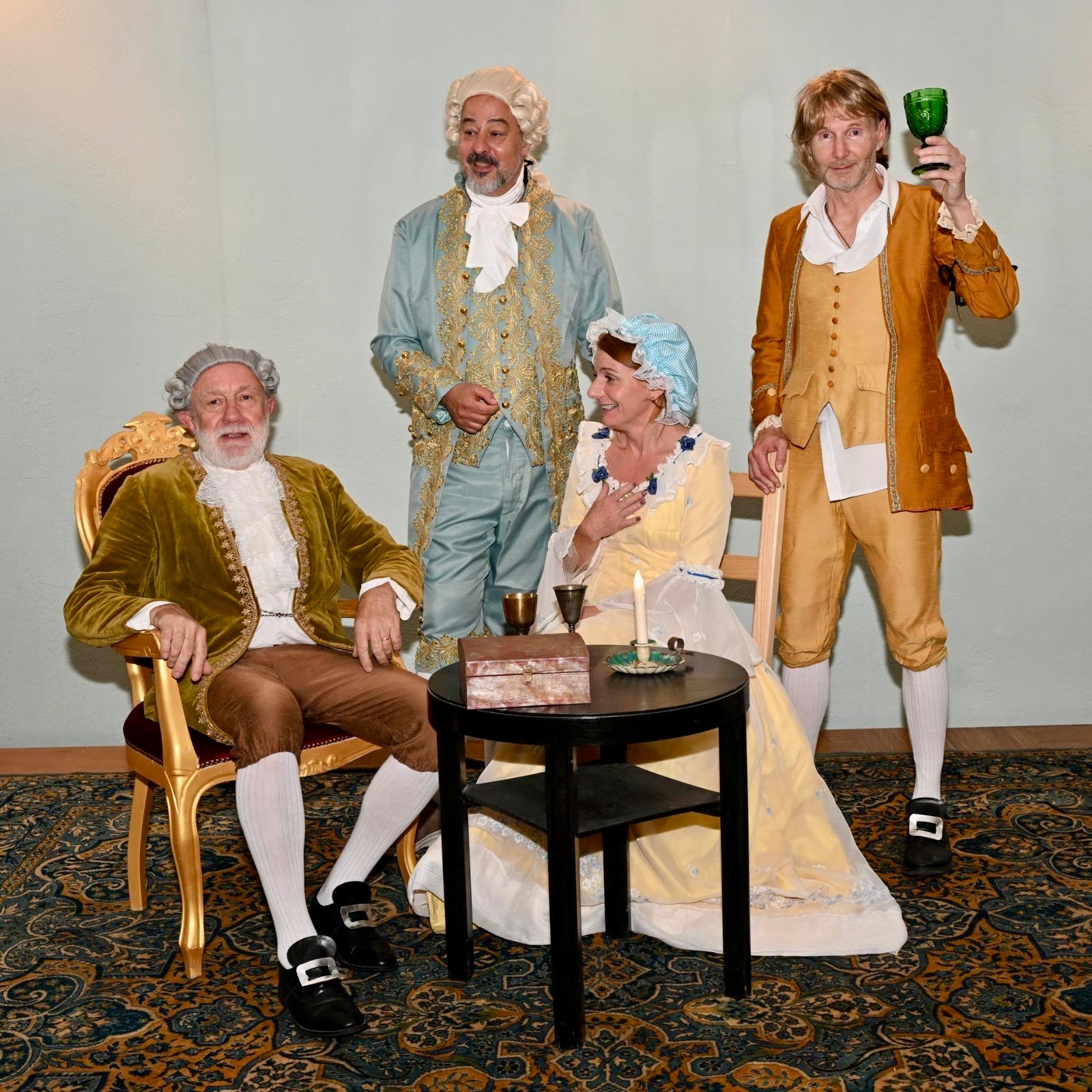 Eine Gruppe von Schauspielenden posiert in altertümlichen Kostümen